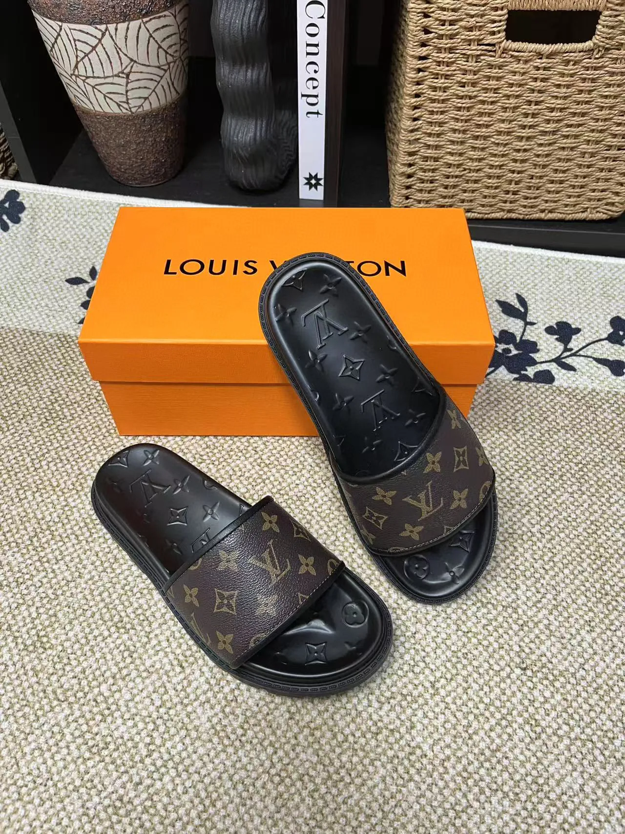 P270🏆Louis Vuitton 🏆[Louis Vuitton] Spring/Summer 2025 [Men's Flip Flops] 🎯🎯As an active family in the fashion industry ⭐ Lv is characterized by bold innovation ⚡Create this casual business style for Chinese fashionable men ✨The fabric is made of imported high-grade cowhide 🔥 Clean and neat ⚡Fashionable and elegant🌹Breathable, sweat-absorbent and deodorant👈So luxurious, high-end and domineering. 👍Must be sold if you repost the picture. Number of yards: 38--46. Color: 🎉 For large quantities. Welcome to repost.
